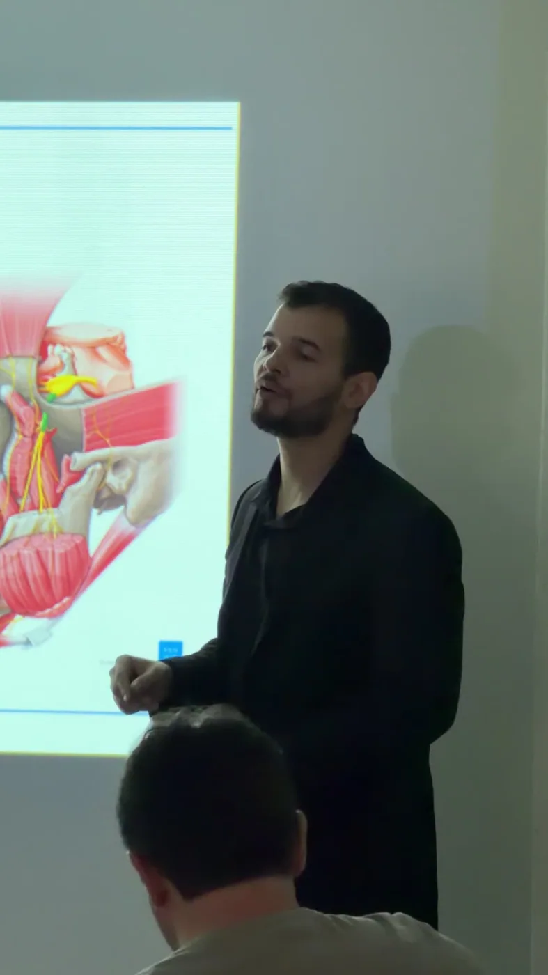 Apresentação de conteúdo didático no workshop de Agulhamento
