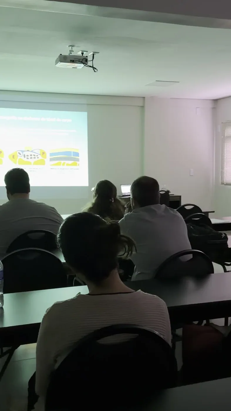 Turma acompanhando aula de Doenças Osteometabólicas