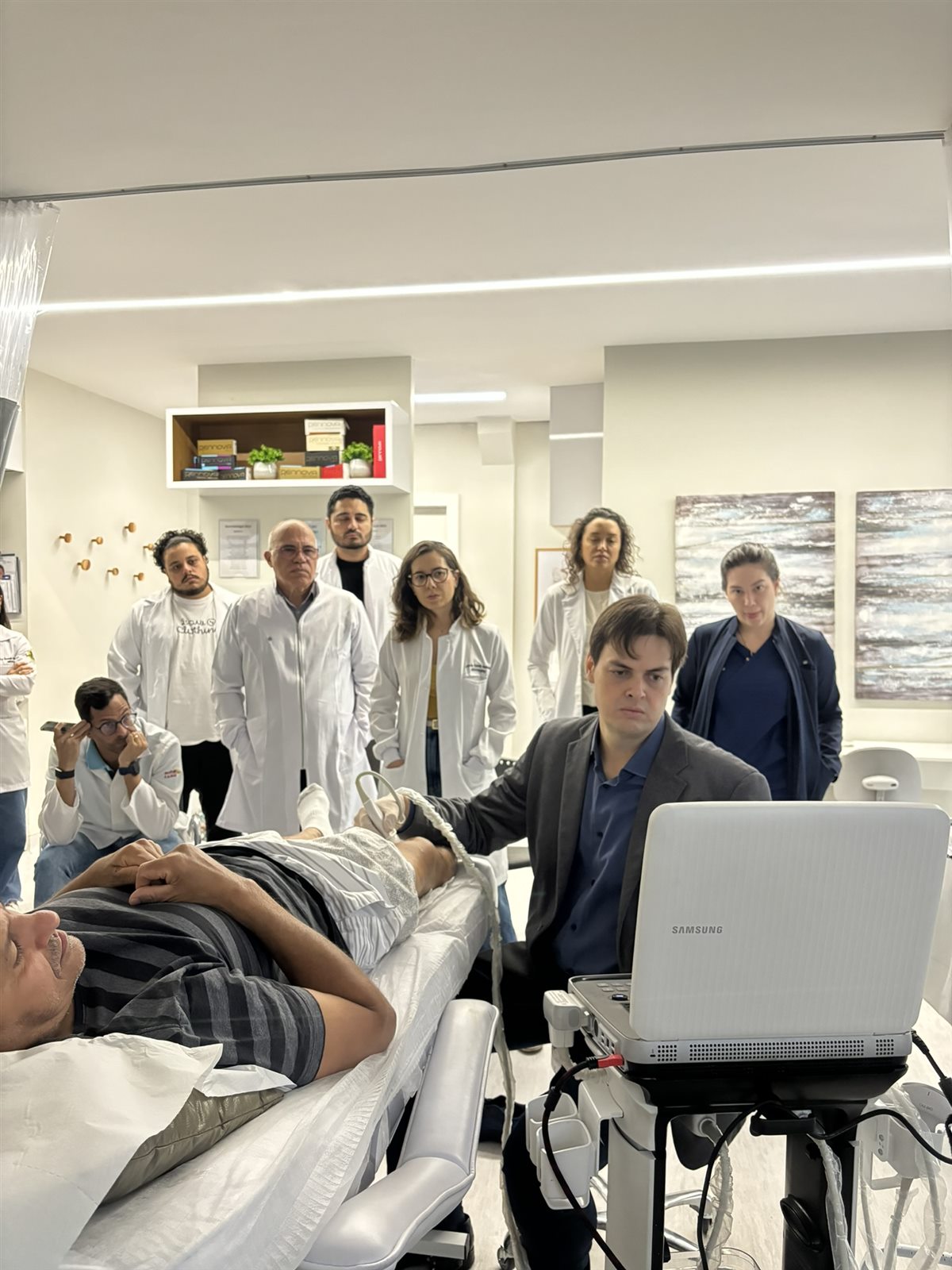 Grupo de médicos acompanhando uma demonstração prática