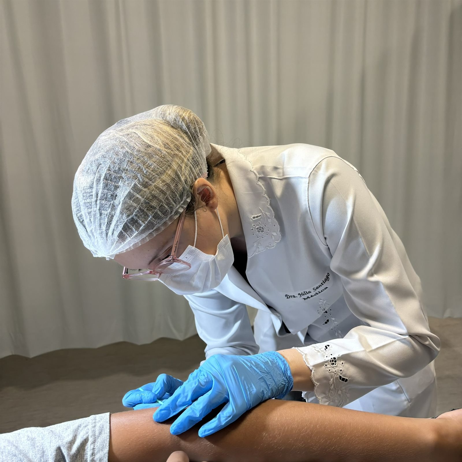 Profissional realizando procedimento durante treinamento supervisionado